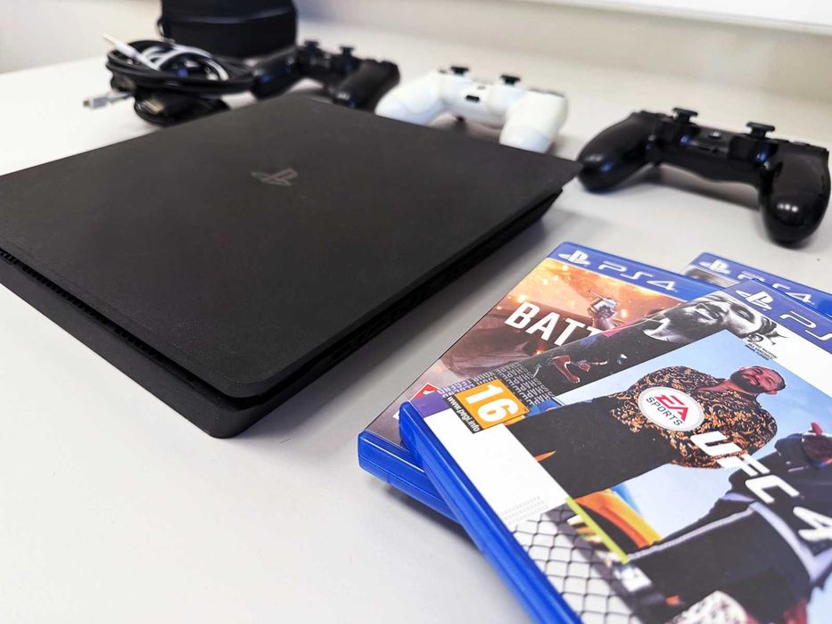 PlayStation 4 с 3 джойстика и игри / много запазен