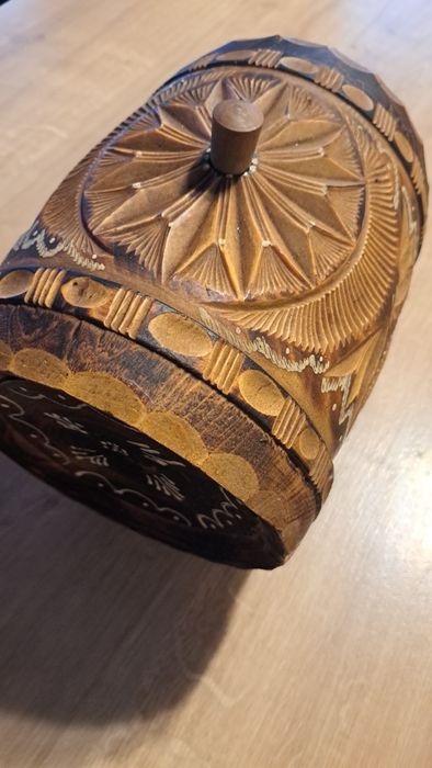 Butoiaș de lemn sculptat manual