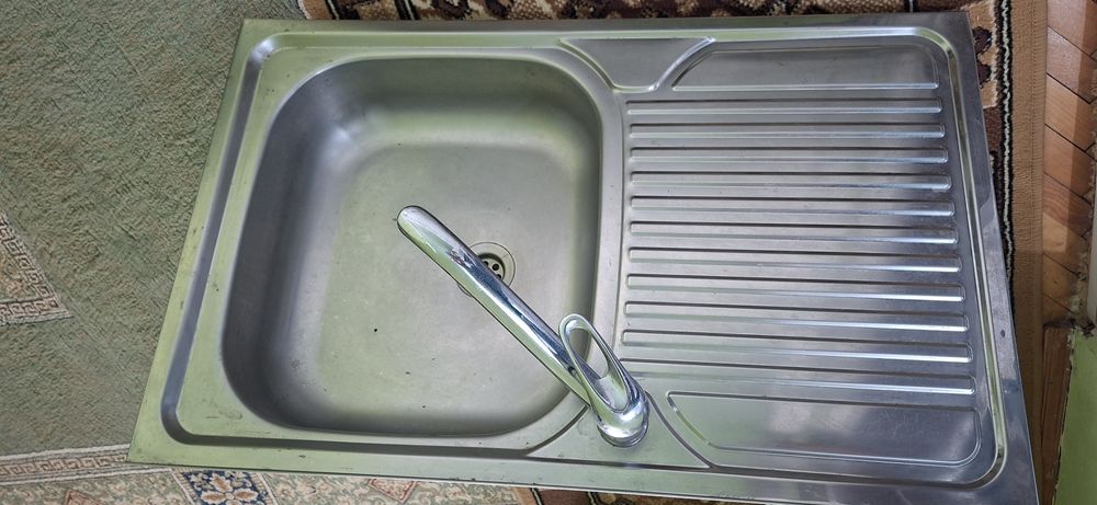 Vând ghiuveta de bucătărie complet echipată