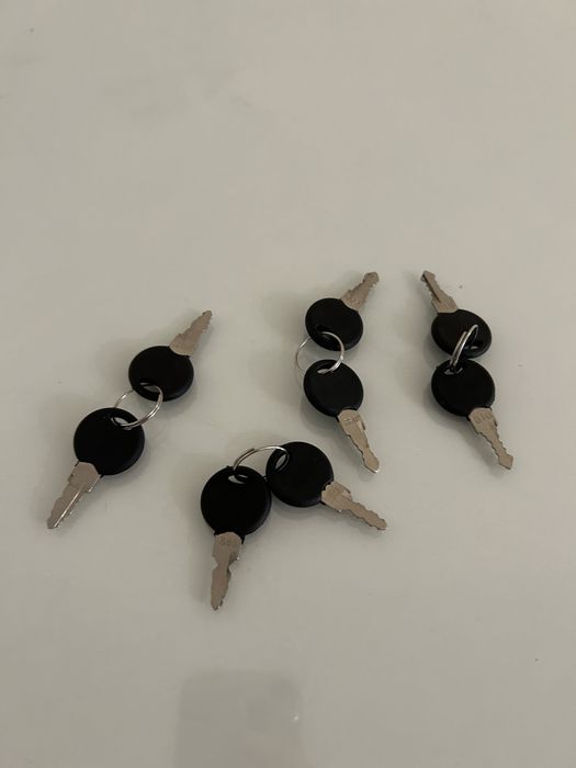 Маникюрный стол со стеклом в отличном состоянии