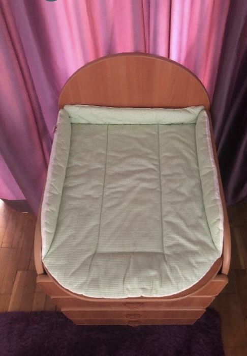 Бебешко легло с матрак Magniflex и скрин за преповиване