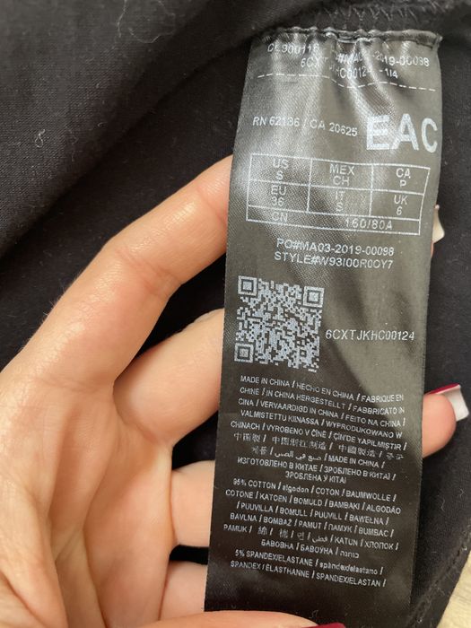 Черна  тениска Guess с цветен принт и надпис с червени камъчета