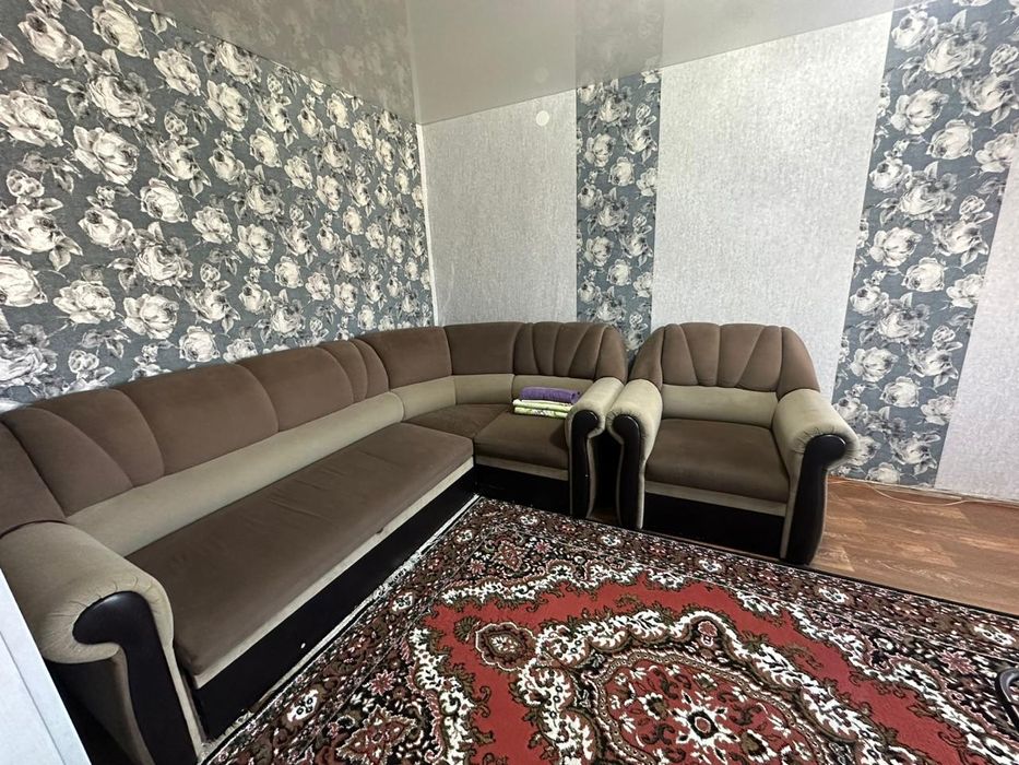 Продам угловой диван с креслом