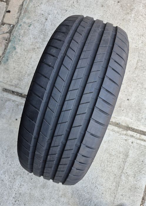 O bucată 235/45 R18 vară - una Bridgestone