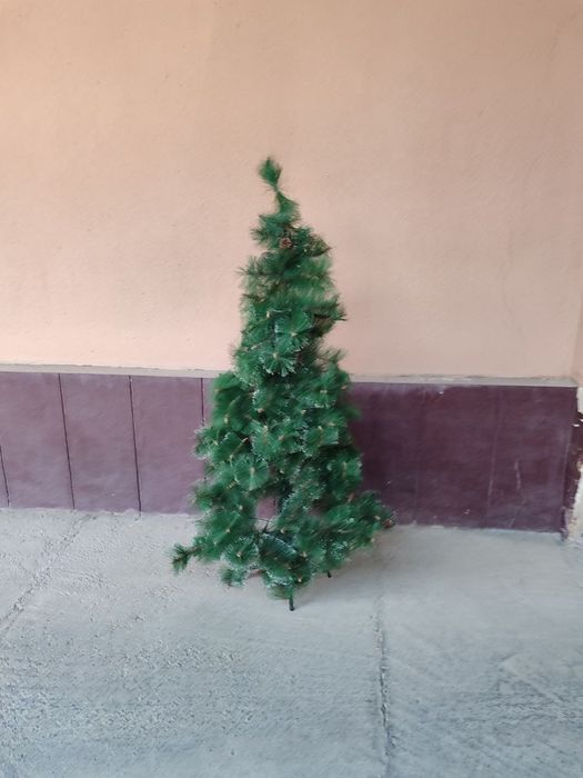 Елка со снежком и шишками