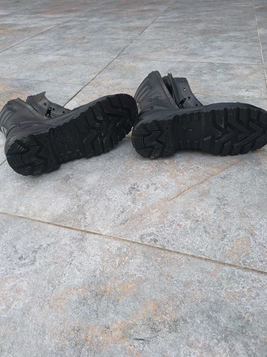 Vând bocanci pompieri