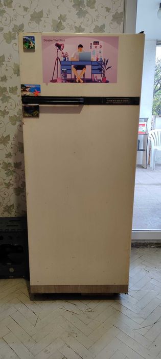 Продавам тих и напълно работещ хладилник с камера