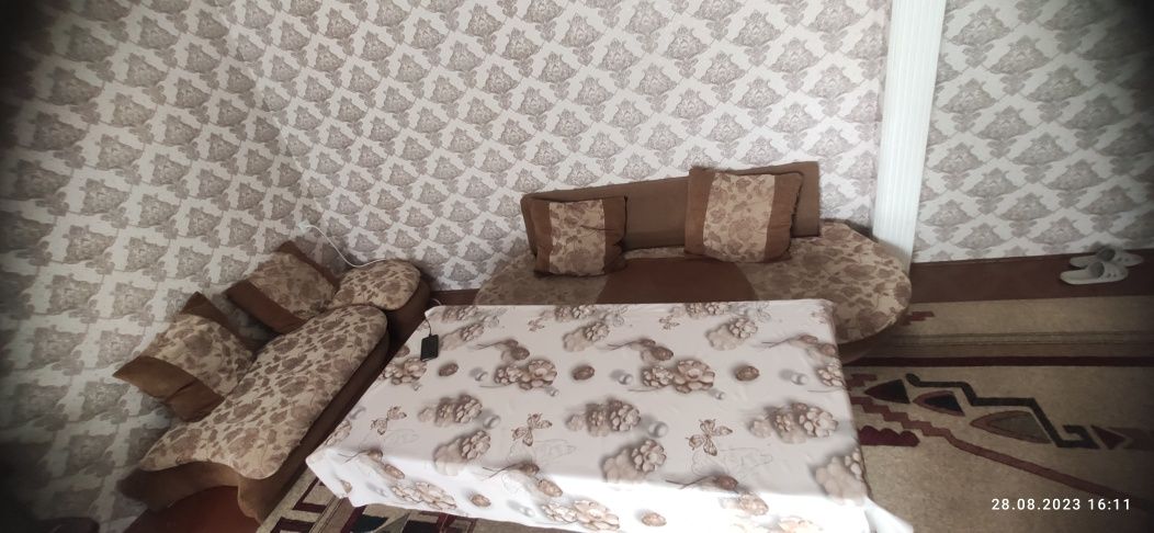 Срочно Продам гостиные диван (с стилом хай тек) и большим столом.
