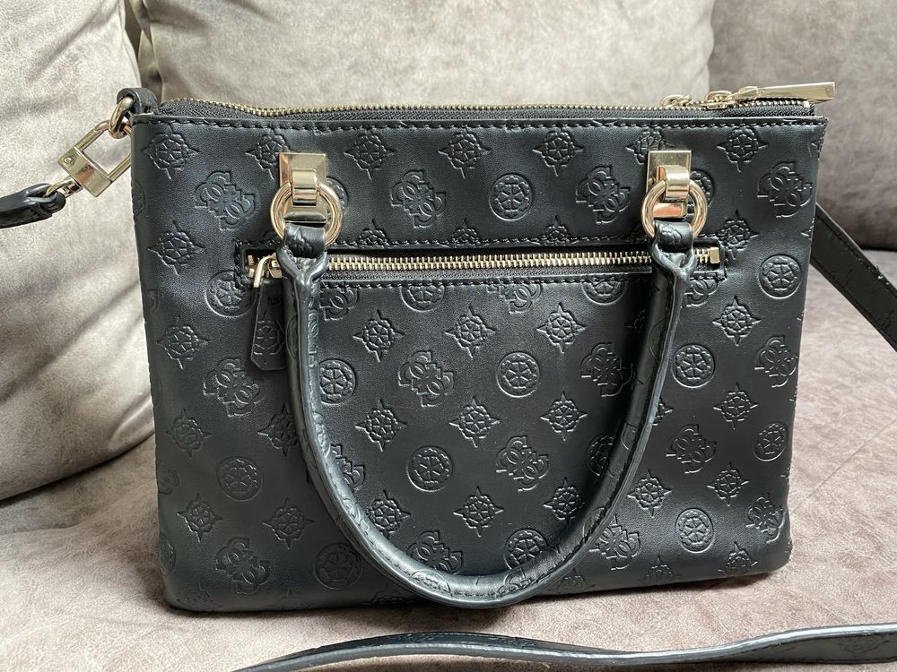 Дамска чанта GUESS