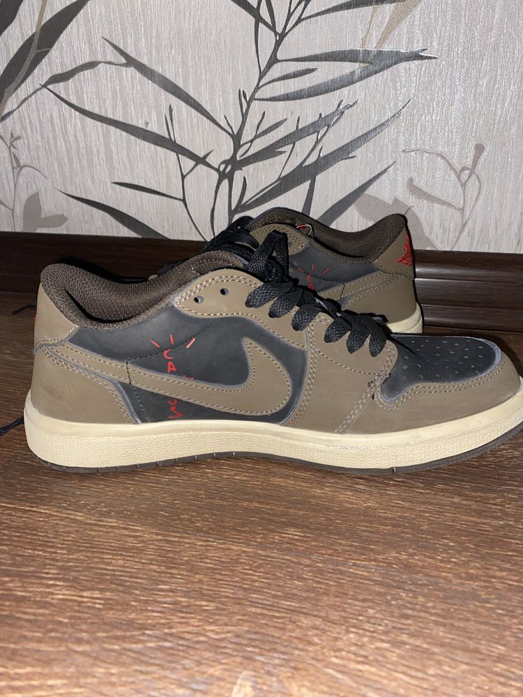 Travis scott Jordan 1 low 37.5 (36)