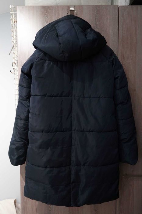 Оригинално модерно пухено яке на Armani Jeans. Размер S. Цвят син.