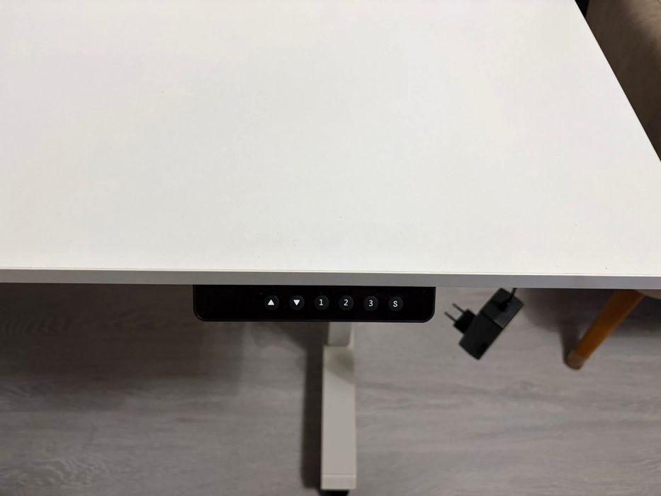 Регулируемо електрическо бюро