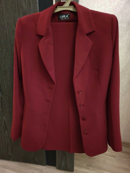 Классический и трикотажный костюмы