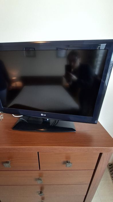 Спалня- комплек нощни шкафове, гардероб с 3  врати, скрин-Тв,огледало!