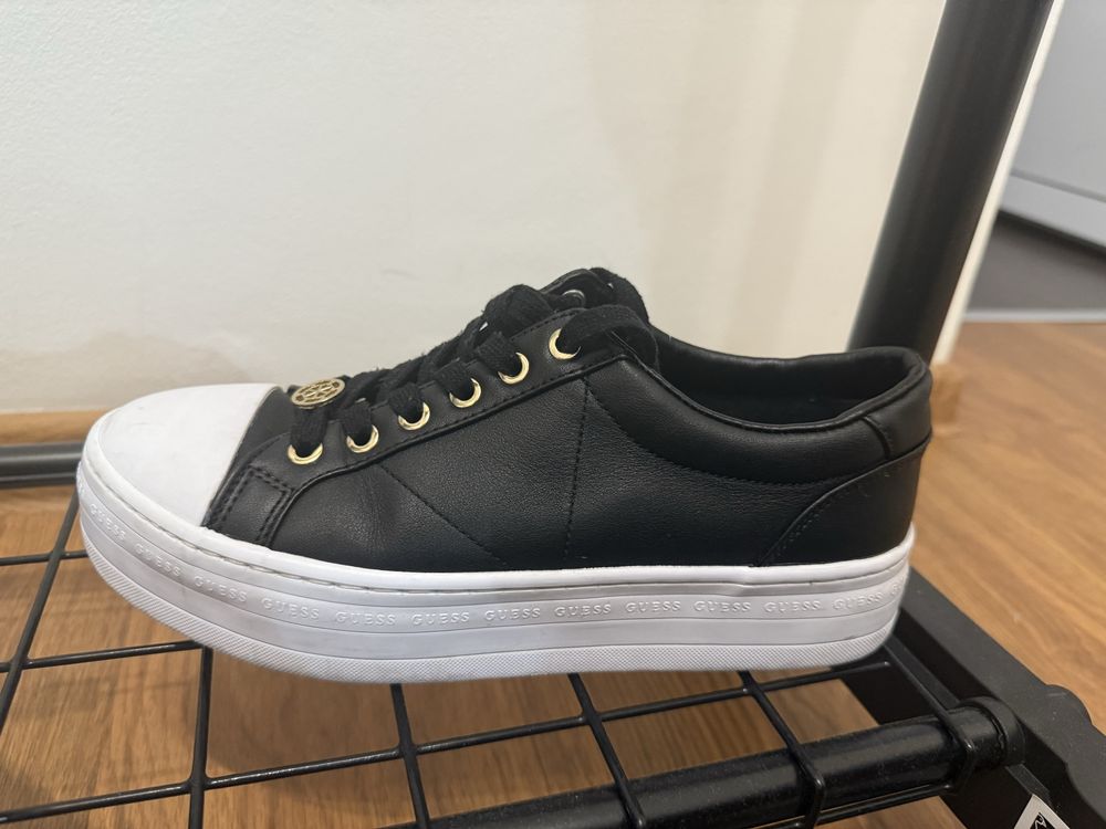 Кецове на Guess в бяло и черно