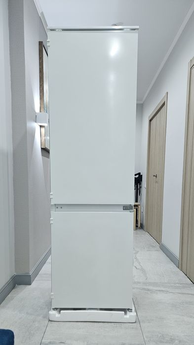 Холодильник встраиваемый Electrolux  ENN92801BW