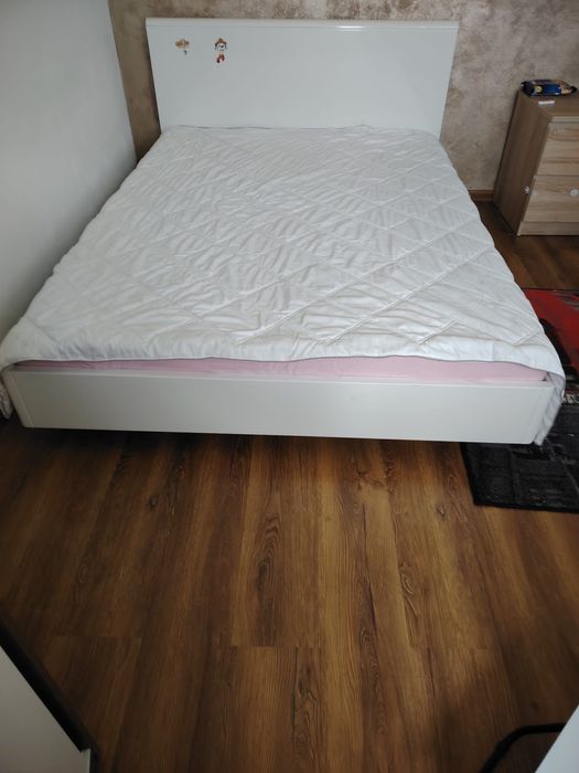 Pat matrimonial  MDF 160x200 de culoare alb cu saltea inclusa