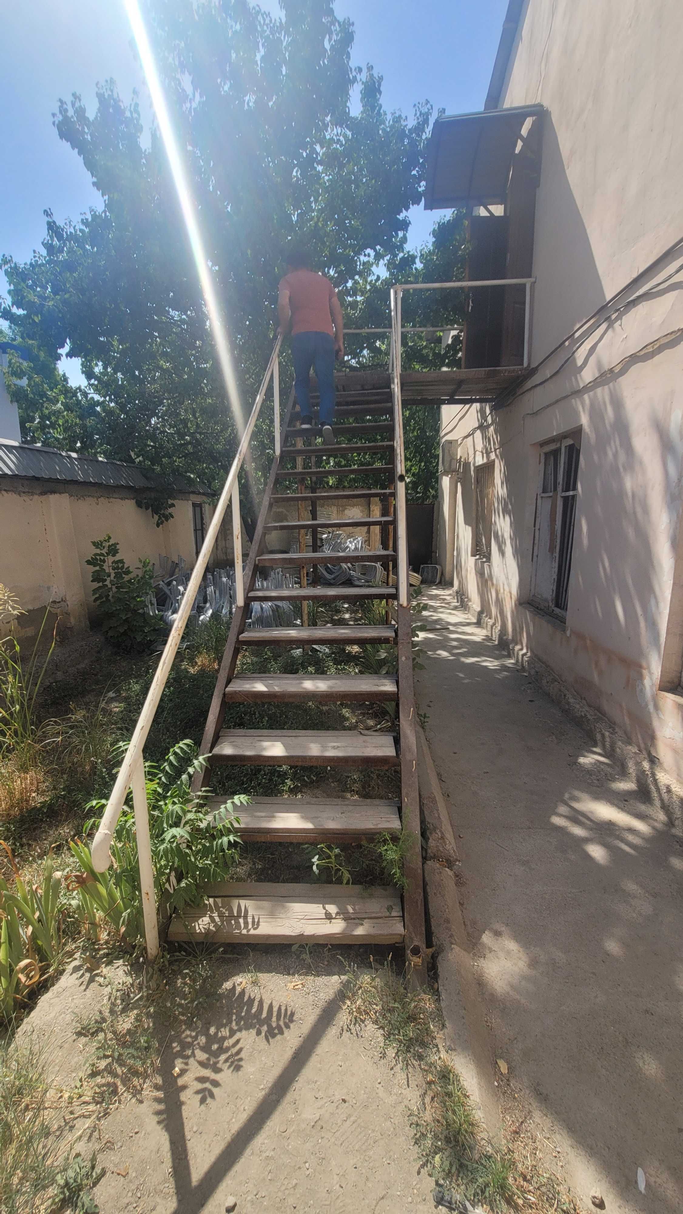 2qavatli bino yeri bilan sotiladi