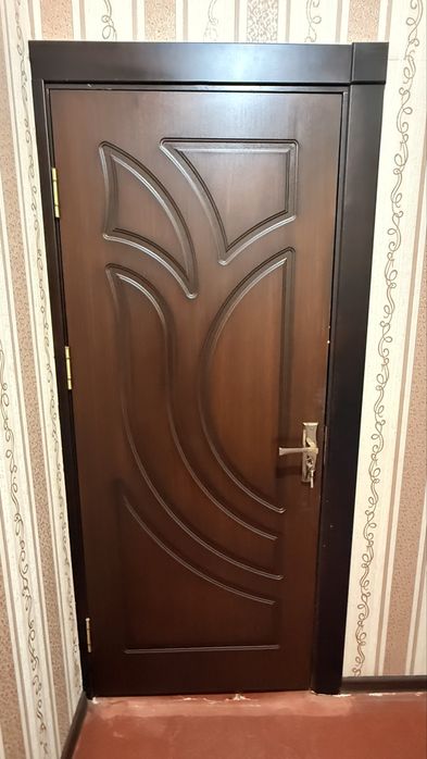 Между комнатные дверь