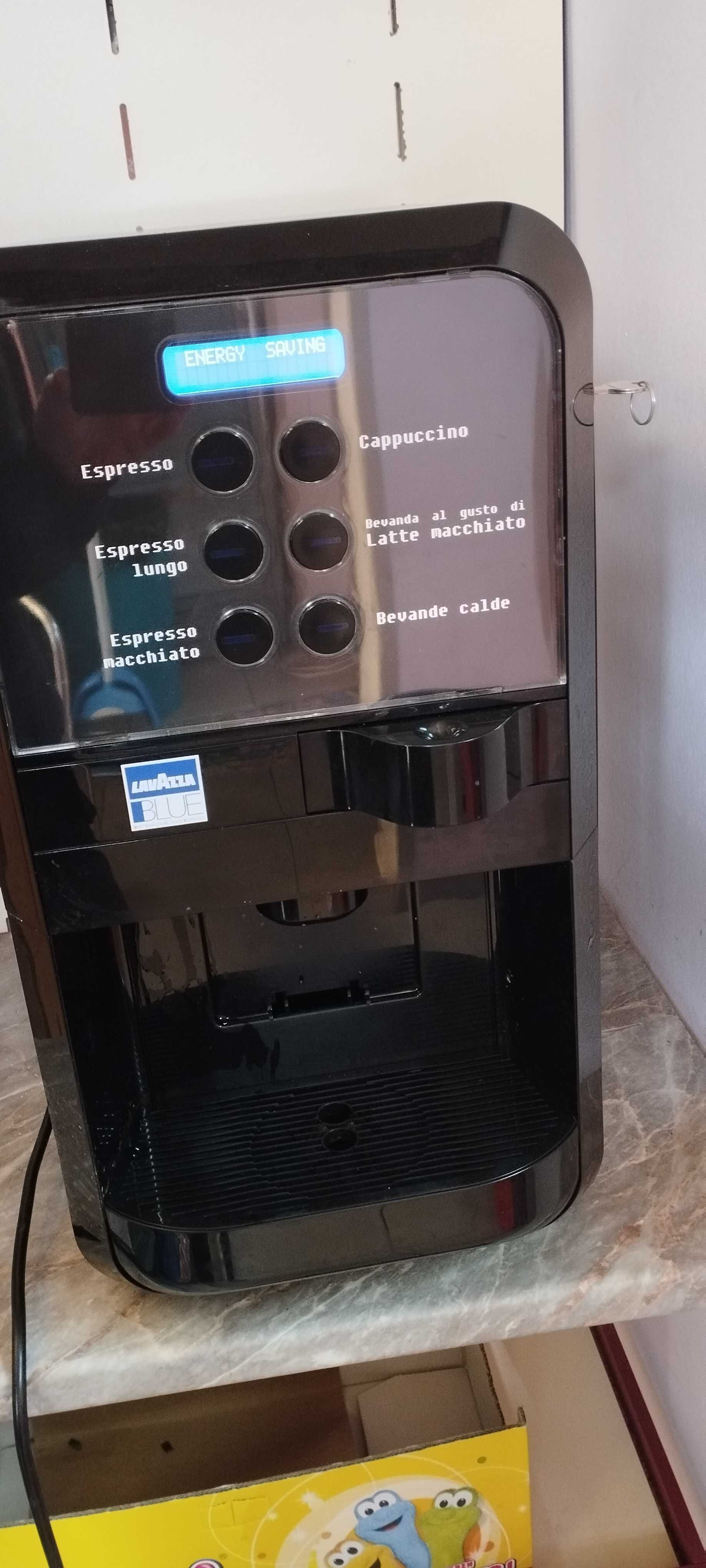 Кафе машина LB 2500+, работеща с капсули Lavazza BLUE и сухо мляко.