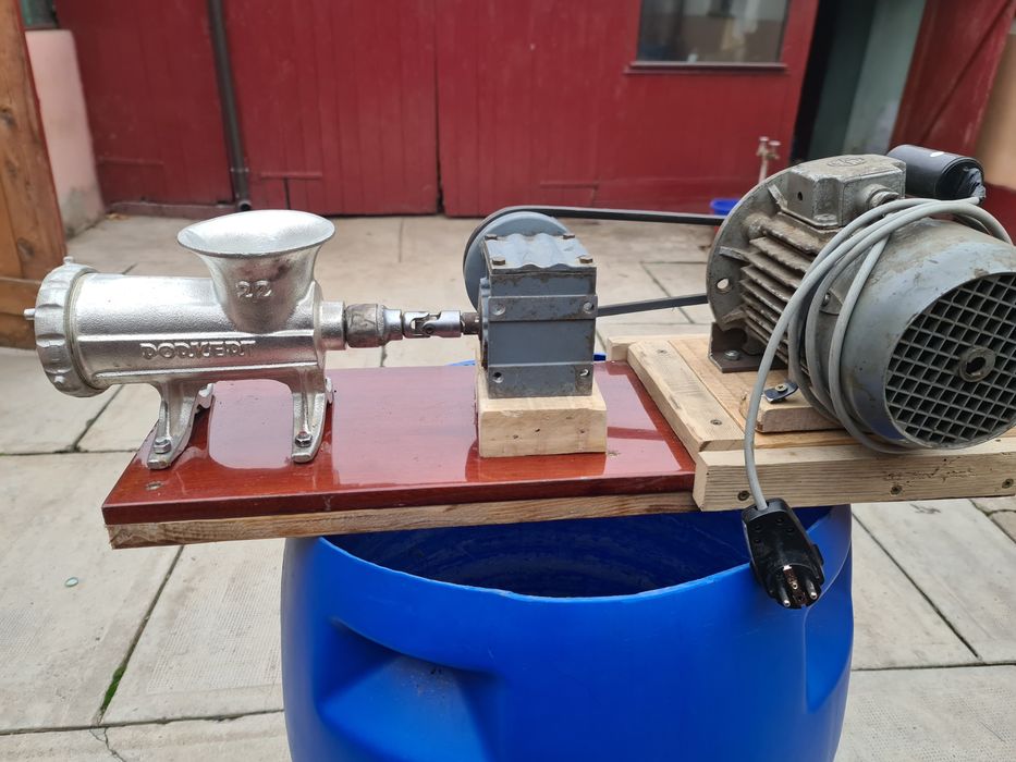 Vând mașină de tocat carne.