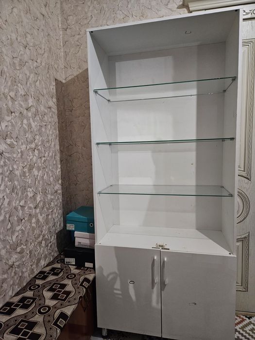 Шкаф витрина с стеклянными полками