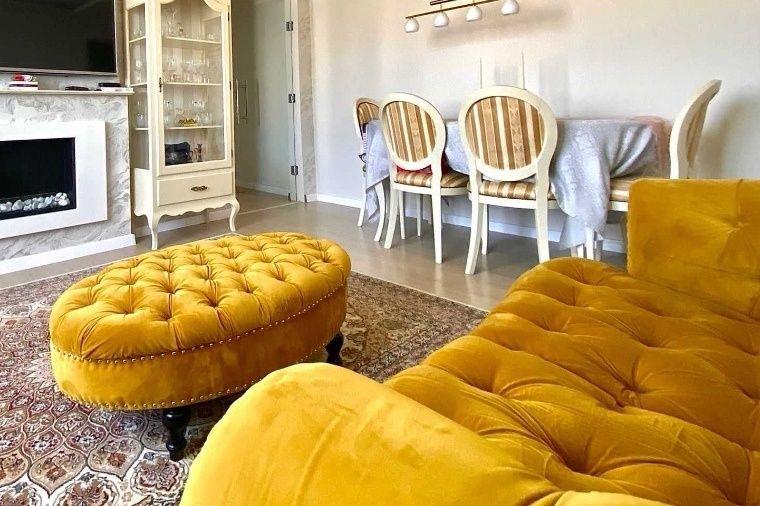 Vând canapea cu taburet tapițate stare foarte buna