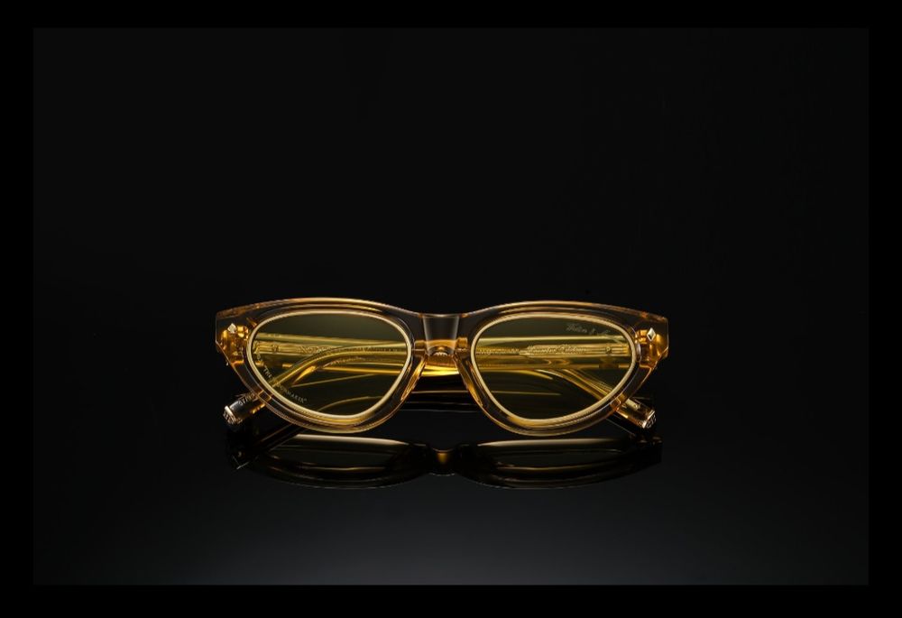 Слънчеви очила с златно покритие.

Часовници

Мода

Монети и марки

Ко