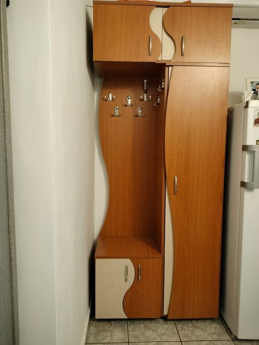 Cuier  (dimensiuni  H×L×A 2100×850×400)