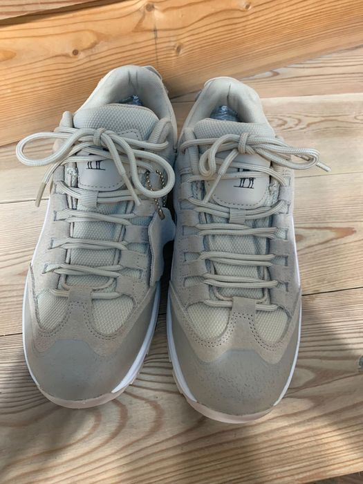 Кроссовка размері 40