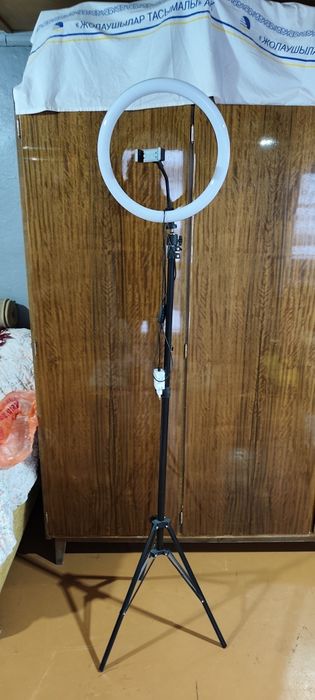 Продам круговую лампу со штативом