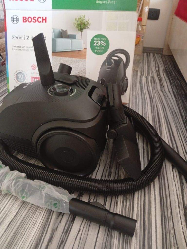 Vând aspirator Bosch nou nouț 400lei.