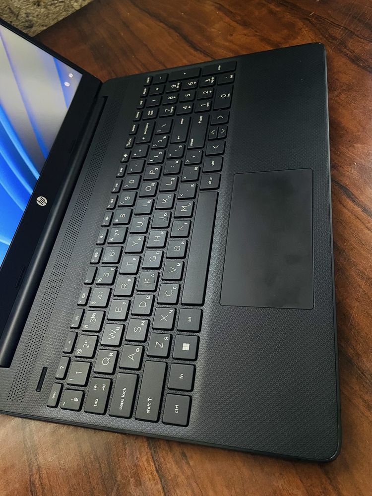 Hp noutbuk core i3  8 kun ishlagan yangi turibdi