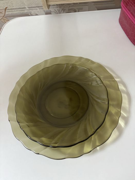 тарелки и чайные кружки сервиз