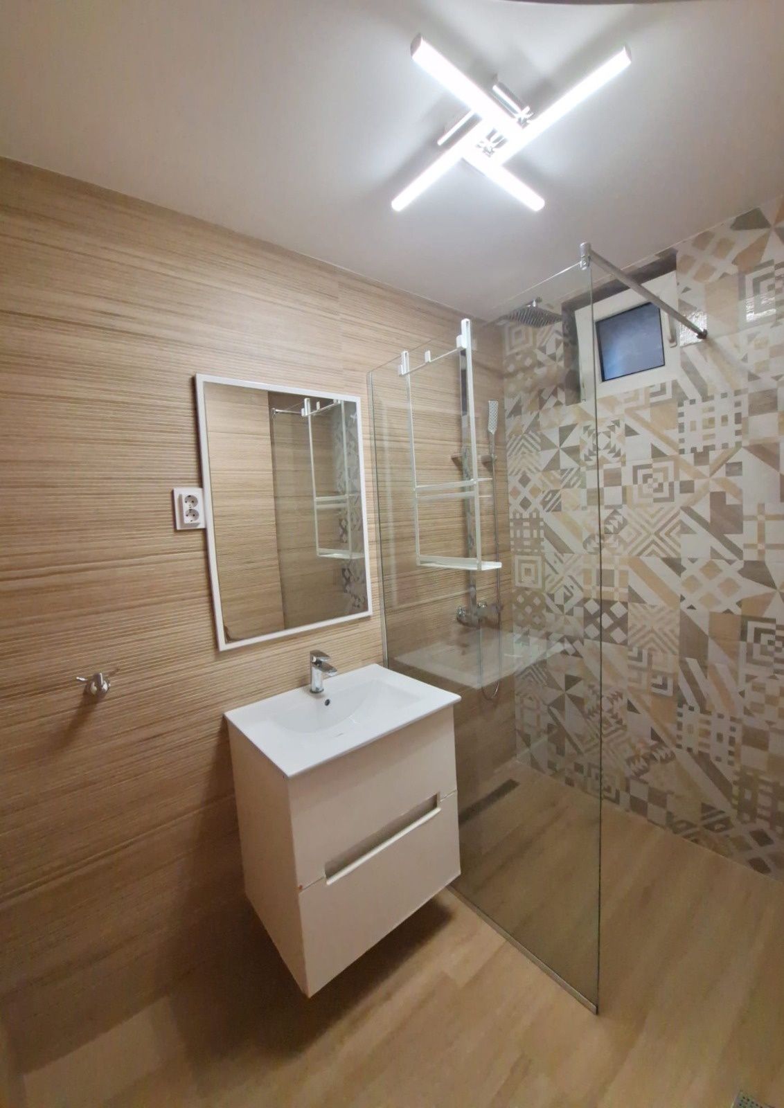 Vând apartament cu 4 camere în Câmpeni