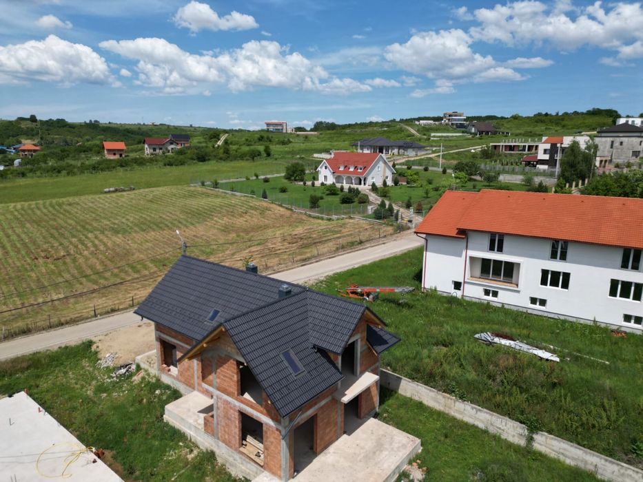 Vand casa noua la rosu, 4 dormiroare spatiose, cartier nou