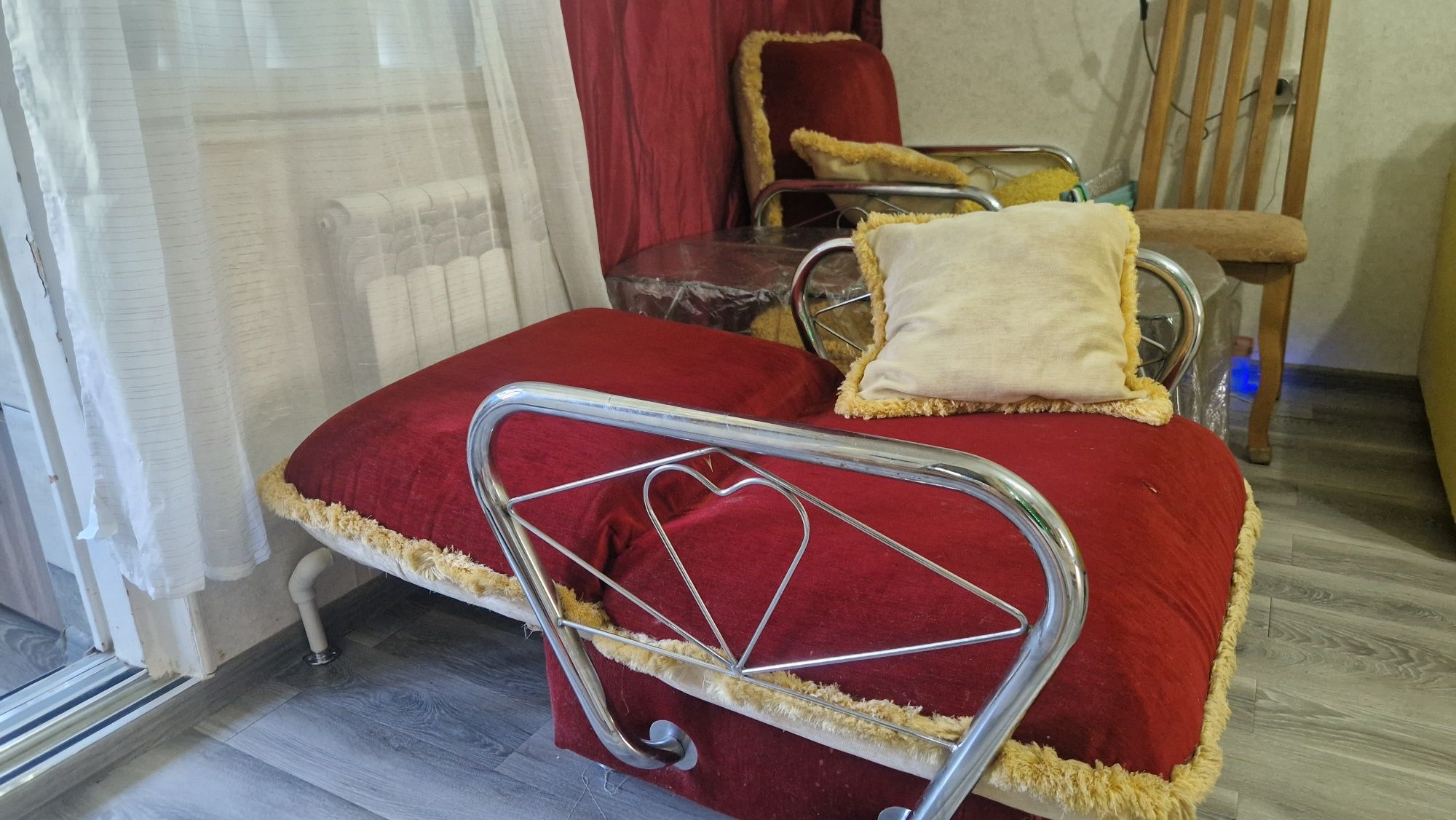 Продам диван и два кресла (самовывоз)