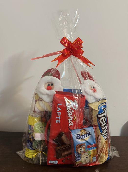 Punguta cu dulciuri si jucarie pentru Mos Craciun