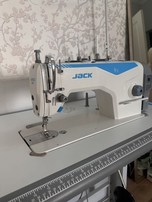 Продам швейный машинка Jack f4