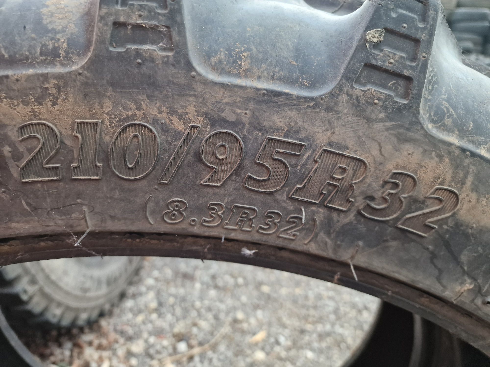 CAUCIUCURI agricole 8.3R32 (210/95R32) marca BKT