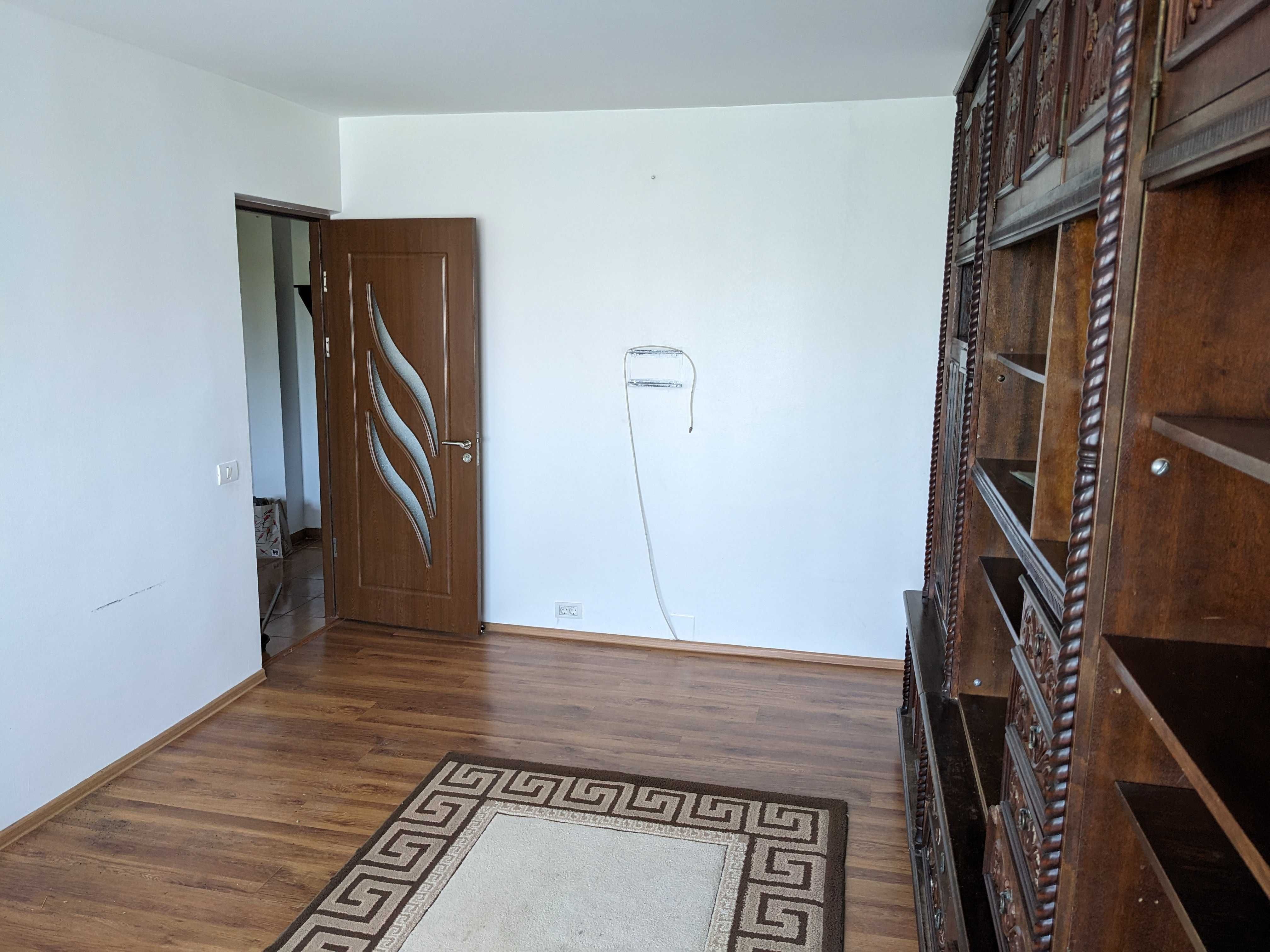 Vând apartament de 2 camere, zona Anda, vis-a vis de farmacia Magistra