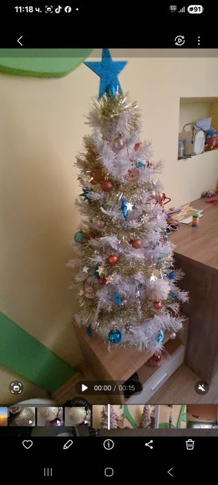 Бяла Елха с коледни играчки
