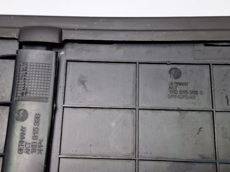 Carcasa baterie AUDI A3 II Sportback 8PA 2004 - 2015 TDI BKC, BLS, BXE 1K0915335B , 1K0915336