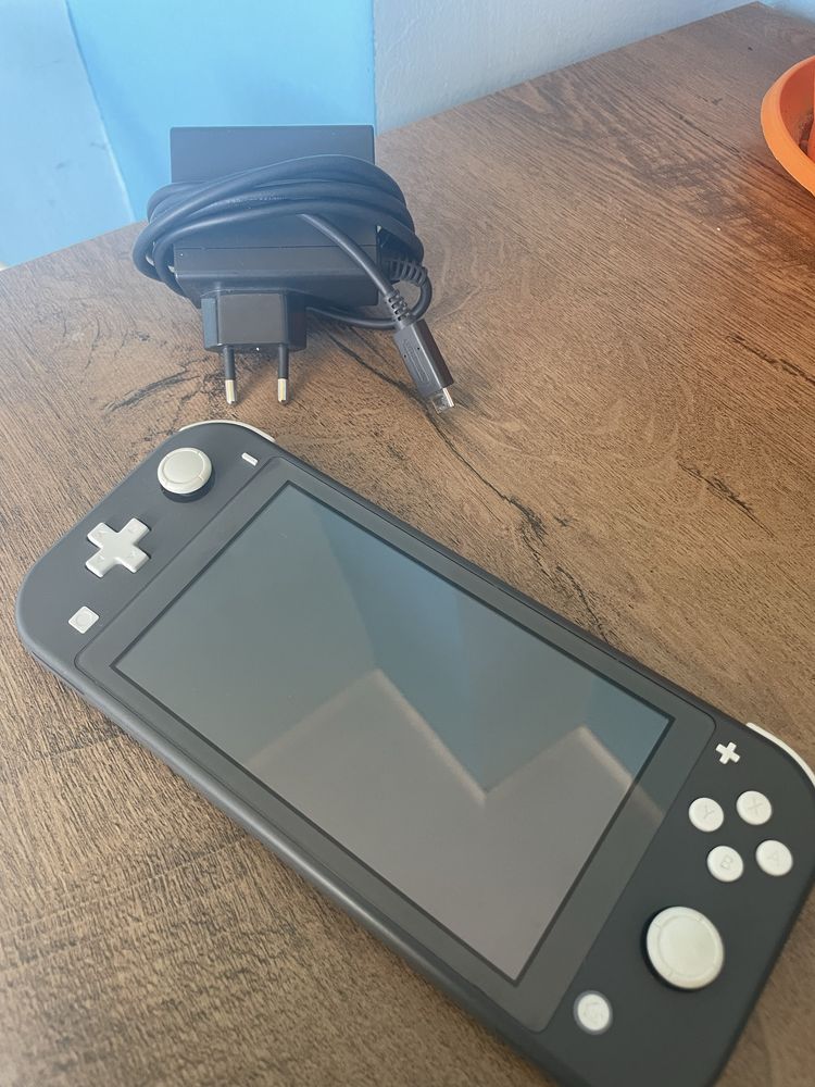 Nintendo Switch Lite + 2 игри
