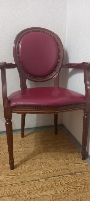Продаю 4 разных стула в отличном состоянии
