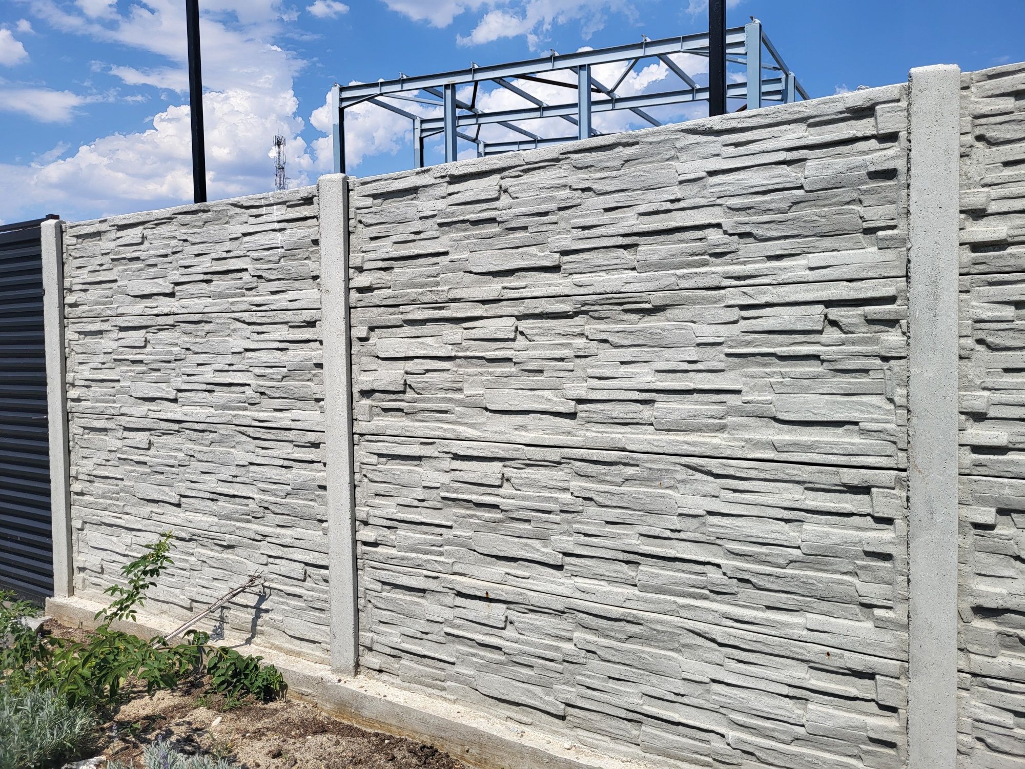 Gard din placi beton armat și vibrat spalier cișmea capace gard pitici