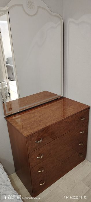 Продам тумбу с зеркалом