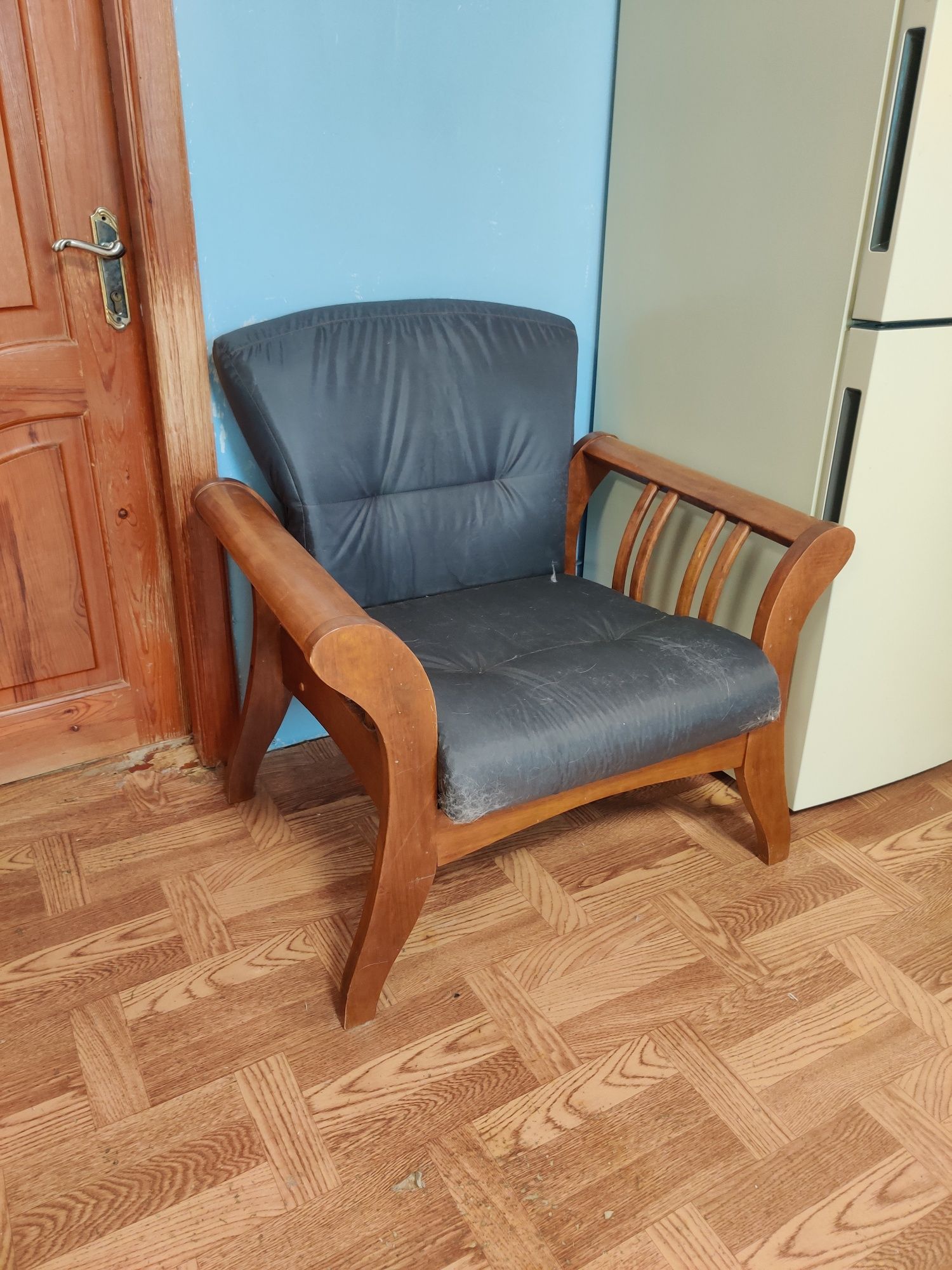 Кресло на деревянном каркасе