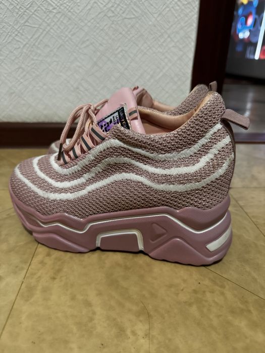 Продаются кроссовки