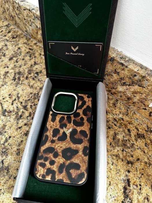 Vând huse Velante IPhone 14 Pro ambele 500 lei.